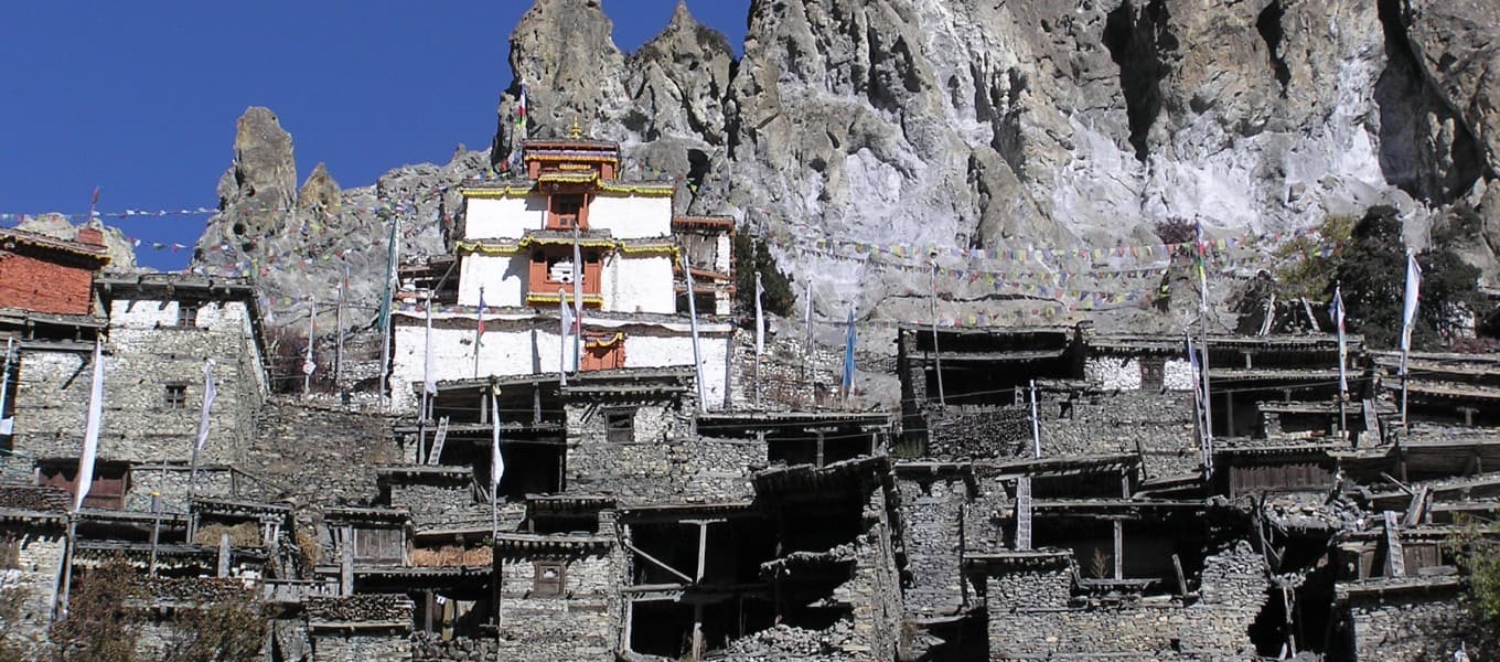 Trekkers on the Annapurna Circuit approaching Mustang