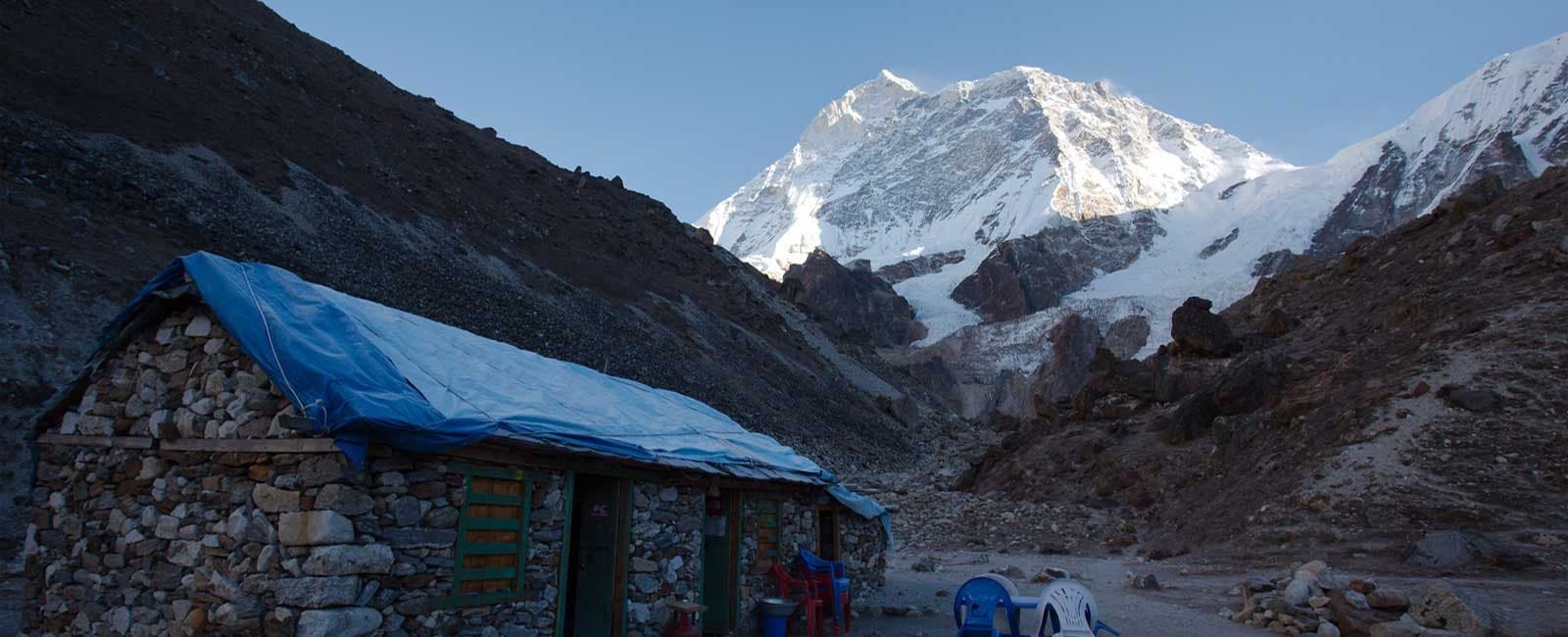 Trekkers in the upper Barun valley on the way to Makalu Base Camp